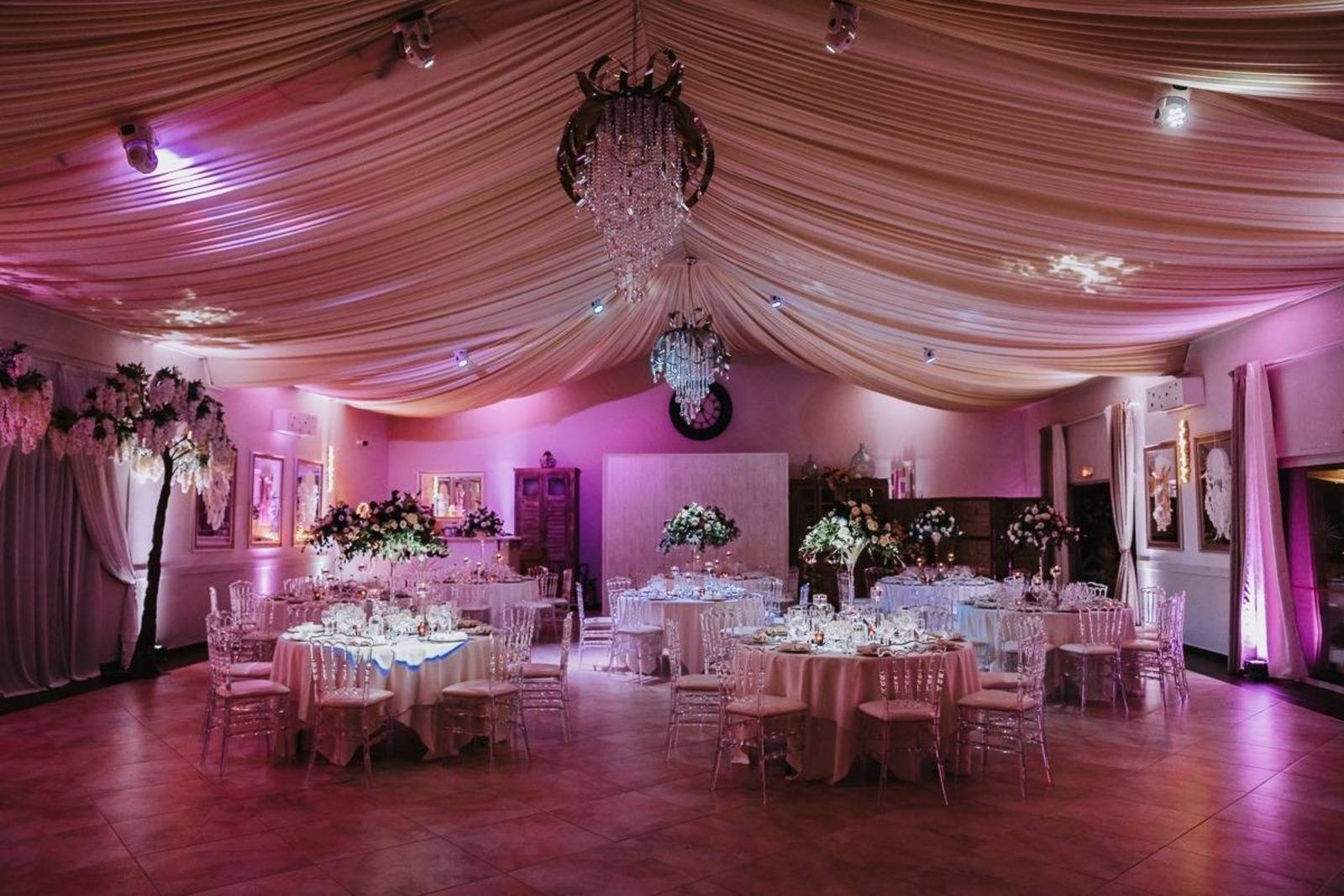 Salle de mariage intérieure avec décoration 
